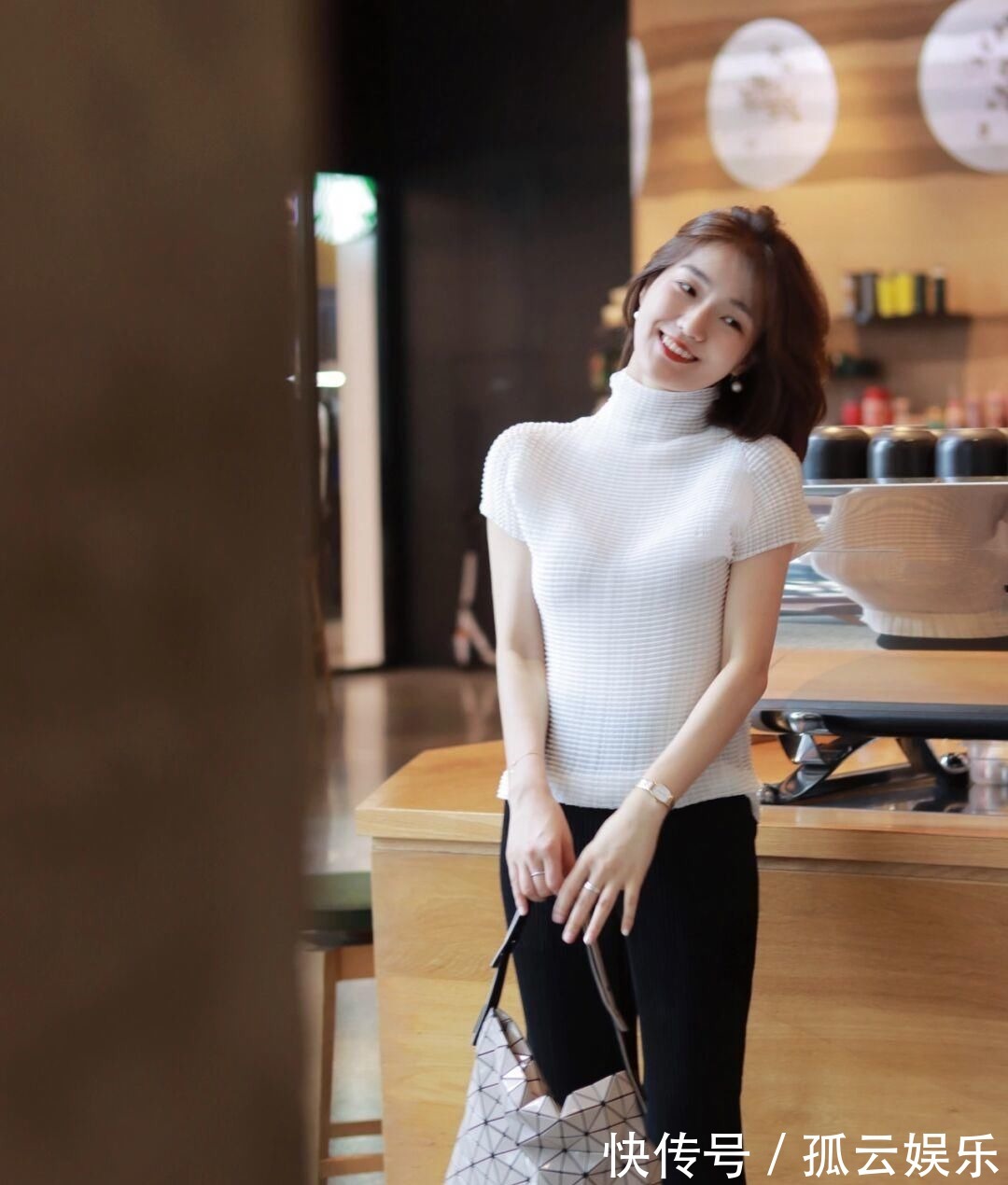 美眉 早秋穿搭值得,针织衫搭配半身裙或牛仔裤,轻松穿出名媛气质