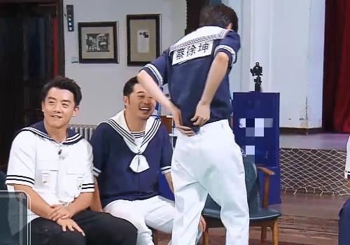 袜子 跑男团穿袜子玩指压板,别人的颜色都成双成对,只有蔡徐坤是一个人