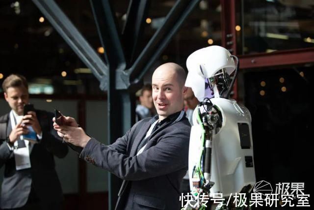 老外造人形机器人!表情生动堪比人类，微微一笑吓坏网友