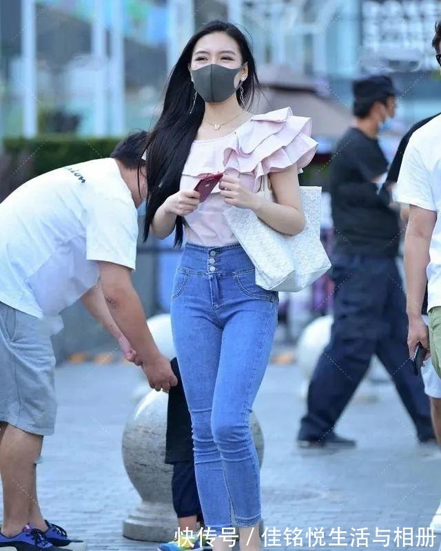 高腰 时尚大花领上衣搭配蓝色高腰牛仔裤,身材高挑小姐姐展现独特气质!