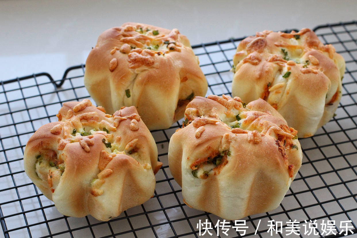 吃腻了甜面包换个口味，加点葱花和肉松，还没出炉就已经香飘满屋