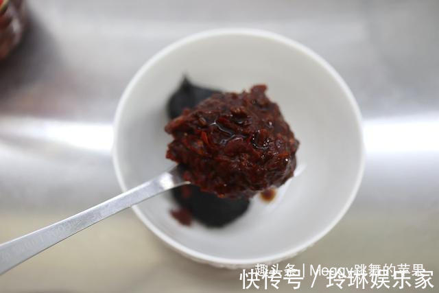 教你一款万能香辣酱，拌面卷饼炒肉丁全都用得上，每月我必熬2回