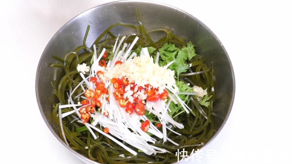 难怪饭店凉拌海带丝那么好吃，原来是这个窍门，简单易学爽口好吃一点也不腥