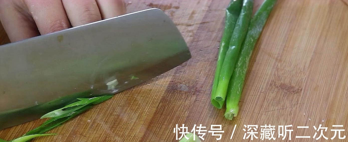 土豆不再炒着吃,教你1个新吃法,不加1滴水,出锅比肉还香