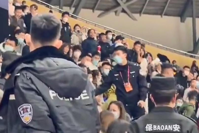辽宁|CBA丑陋一幕!辽宁球迷赛后守着广东大巴,对威姆斯使用侮辱语言