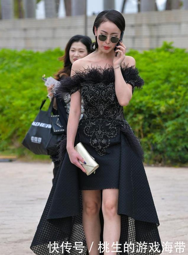 搭配|黑色礼服搭配黑色高跟鞋,前短后长的设计,衬托身材提升气质