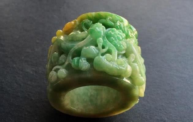 简单|清朝贵族戴的扳指,并不是简单的装饰,有很多讲究,尤其是御用品