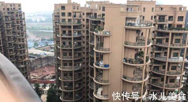 空中庭院|双阳台已经过时,现在流行这种弧形阳台,整栋楼每家都是空中庭院