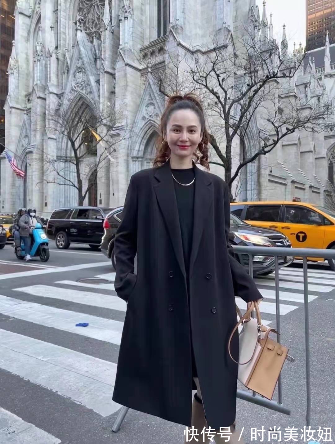 百搭|新年有这件黑大衣就够,显气质又百搭,普通人都能穿出高级感