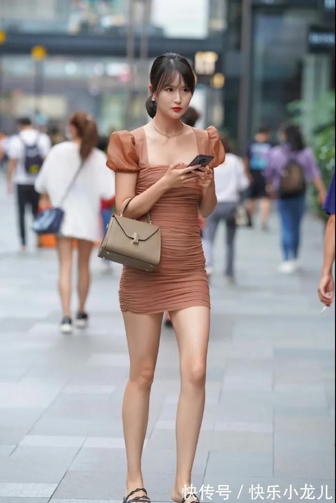 焦糖色 匆忙的人流中偶遇穿着焦糖色修身裙的女生,洋气时尚又清新显气质
