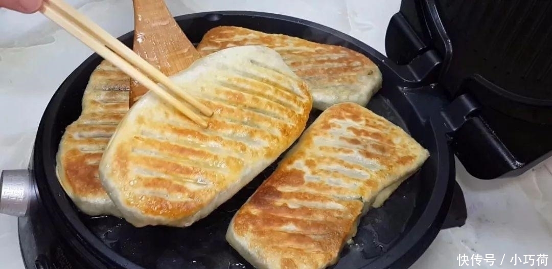 1斤韭菜, 2个鸡蛋, 不用一滴水, 比韭菜盒子都好吃, 放凉都不会硬