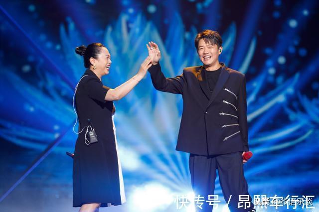 曾毅換新搭檔上節目唱歌,詞多了,聲音卻沒了