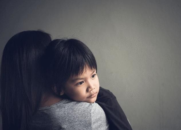 小雨|孩子在父母身边需要获得“能量”,很多家长并不在意,你做到几个