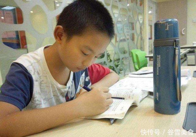 小区|宝妈深夜辅导作业很“扰民”，孩子一个人写作业，全小区接受教育