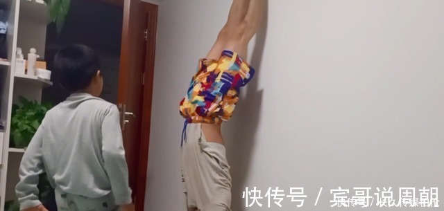 大儿子|爸爸带三个娃玩倒立,两女儿配合天衣无缝,没想到小儿子才是王者