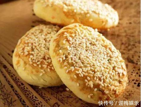 在家自制烧饼,和面有讲究,面要软油酥要香,比早餐店卖的还好吃