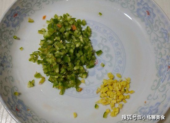 萝卜|胡萝卜别再炒着吃了，试试这样做，又香又嫩，上桌就抢光