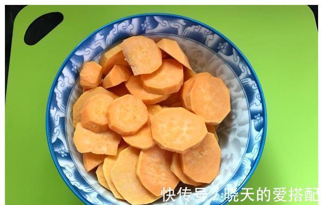 红薯新吃法，做成快手早餐饼，奶香十足，咬一口酥掉渣，真过瘾