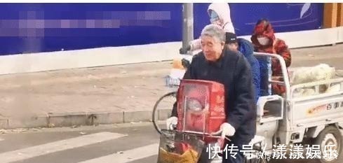骑自行车|“保暖爷爷”骑车接娃,自制专属“斗篷”,网友:满满的爱