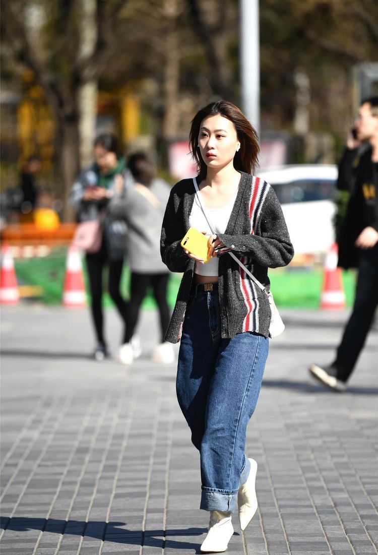 街拍:小姐姐的气质是很轻熟的气质了,较有魅力,非常有小女人的感觉