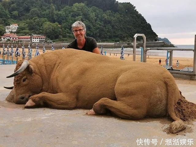 沙雕&艺术家制作彩色的沙雕，逼真的鳄鱼，差点吓坏游客