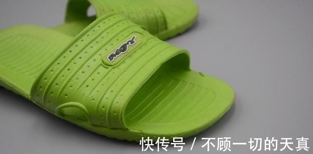 不管拖鞋多脏多黑,简单的泡一泡,一年没洗的拖鞋立马干净如新