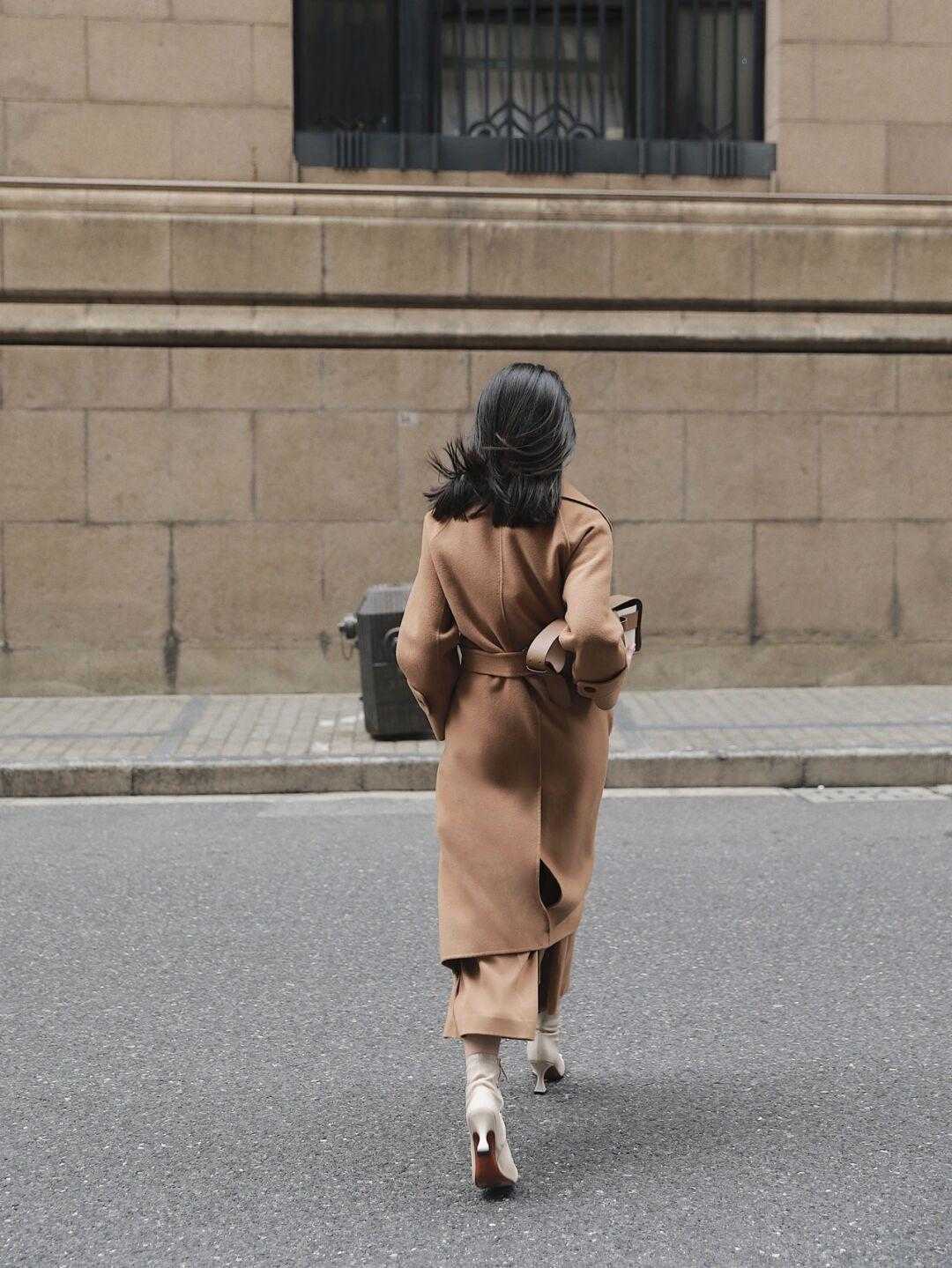 针织连衣裙 偏爱的优雅从容风,也可以将大衣搭得这么美