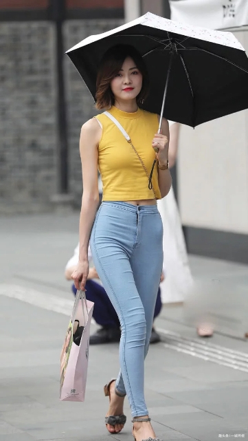 背心|蓝色紧身牛仔裤搭配黄色无袖背心,小姐姐很有活力!