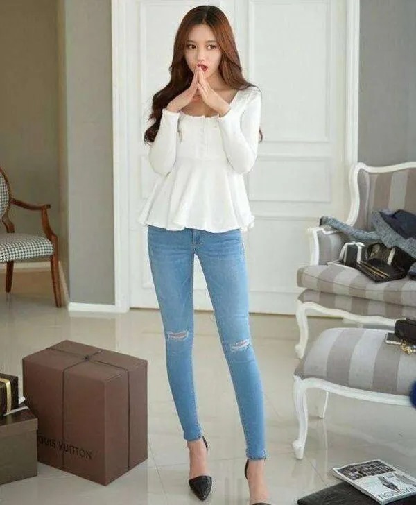 街拍时尚:清新特别的牛仔裤美女,好看有气质,显现出迷人的姿态