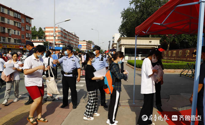 加油|济南旅游学校考点家长不惧高温“陪考”，为孩子们加油