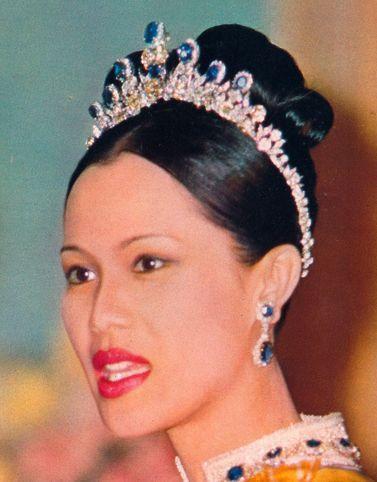 粉宝石 泰国太后年轻时靠粉宝石撑场面!如今瘫痪多年,脸庞怎么变这么黑