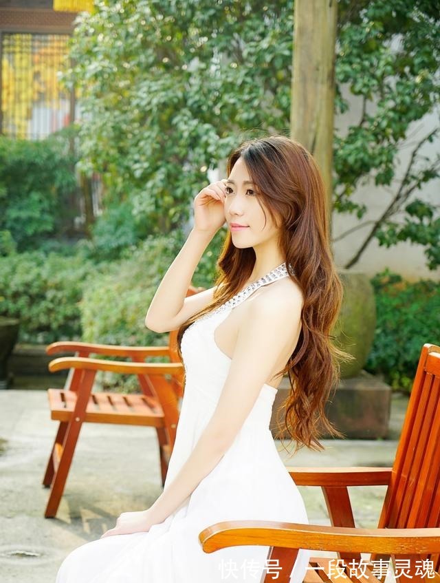 连衣裙 白色连衣裙搭配银色高跟鞋,简约时尚又显气质!