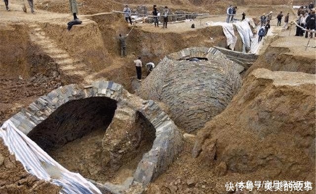 古墓挖出的“美酒”味道如何研究人员喝了一口后,说了这句话