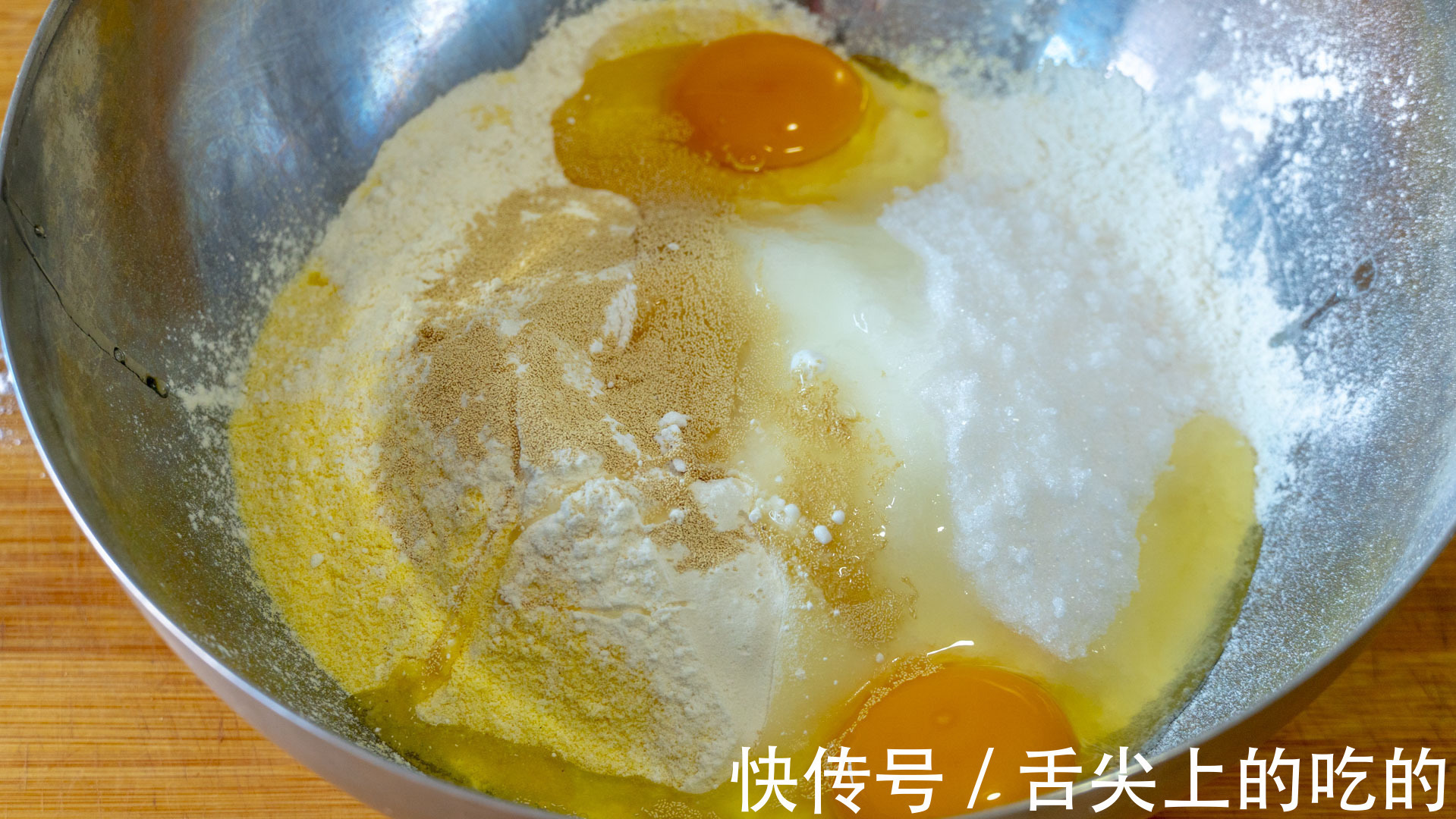 玉米面这样做，比蛋糕还好吃，柔软香甜，简单几步，2分钟出锅