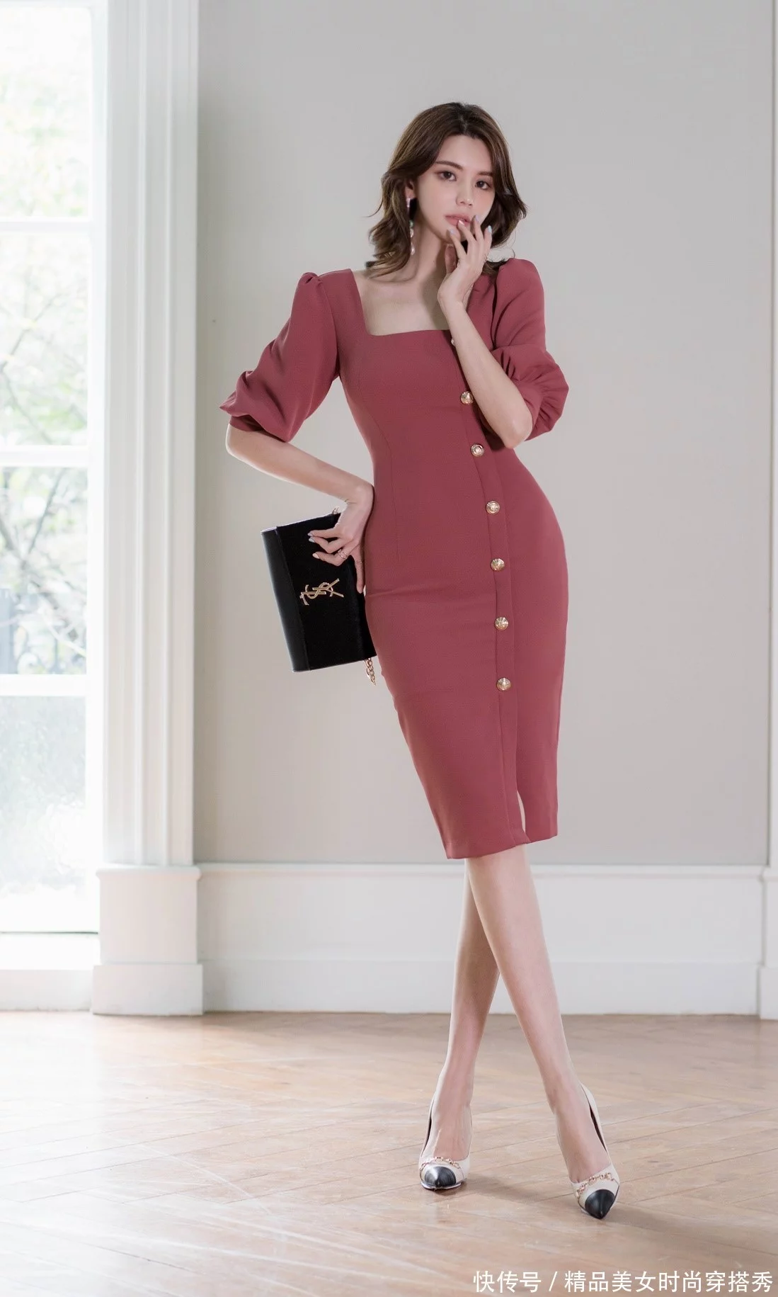 方开领设计的浅红色长款连衣裙优雅大气，很好的营造出精致的职场造型。