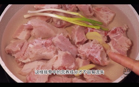 排骨焯水后,为什么又腥又柴看大厨操作才知道,原来一直错水