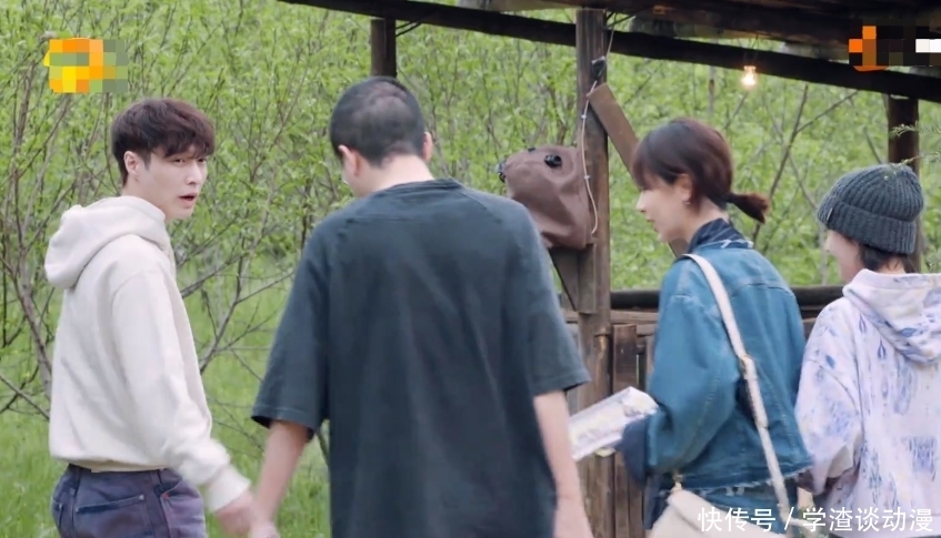 杨紫 李诞张艺兴抢着帮杨紫提箱子,细看杨紫的态度,跟谁关系好很明显