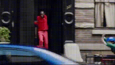 |搞笑GIF：妹子这恩爱秀的，真是让人措手不及啊