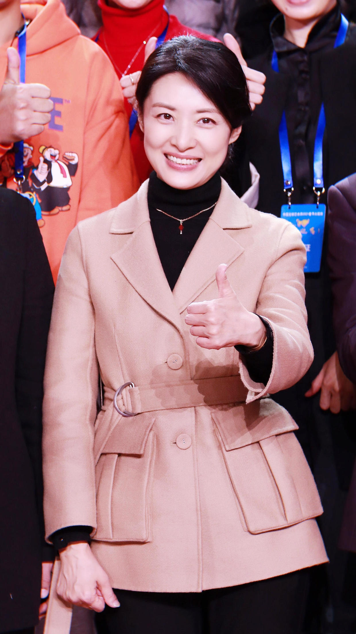 周涛真会穿!一件大衣搭配牛仔裤显得休闲又减龄,意外穿出时髦感