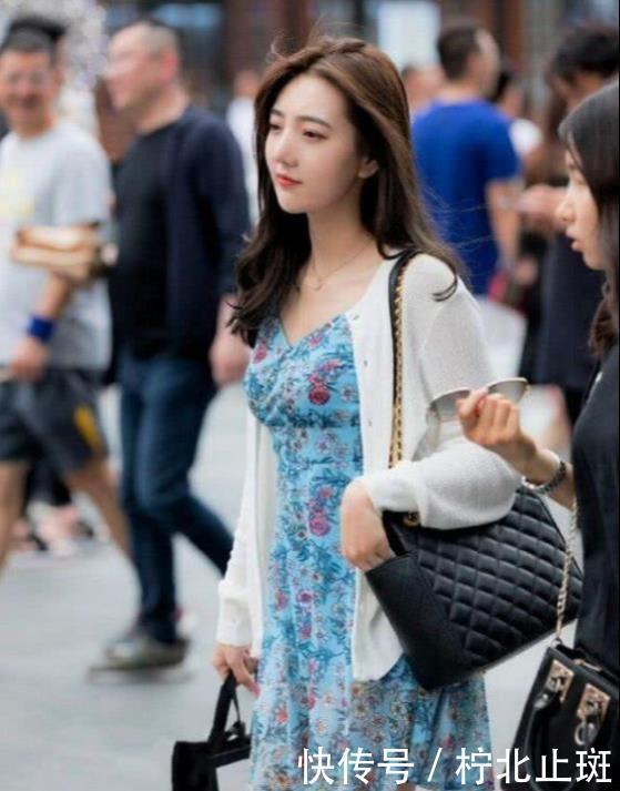 貌若天仙的美女，一件碎花连衣裙外搭白色开衫，唯美气质