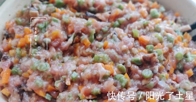 香菇|秋季抓紧吃这菜,剁成馅包饺子吃最香,鲜嫩美味,过一阵子就没了!