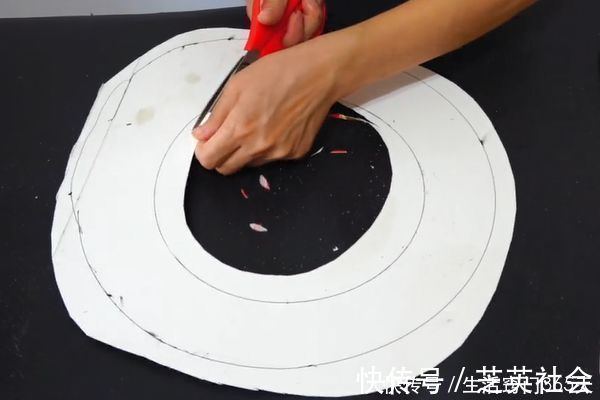 改造|纸板上剪一大一小两个圆，简单改造成的东西，全家人都抢着用！