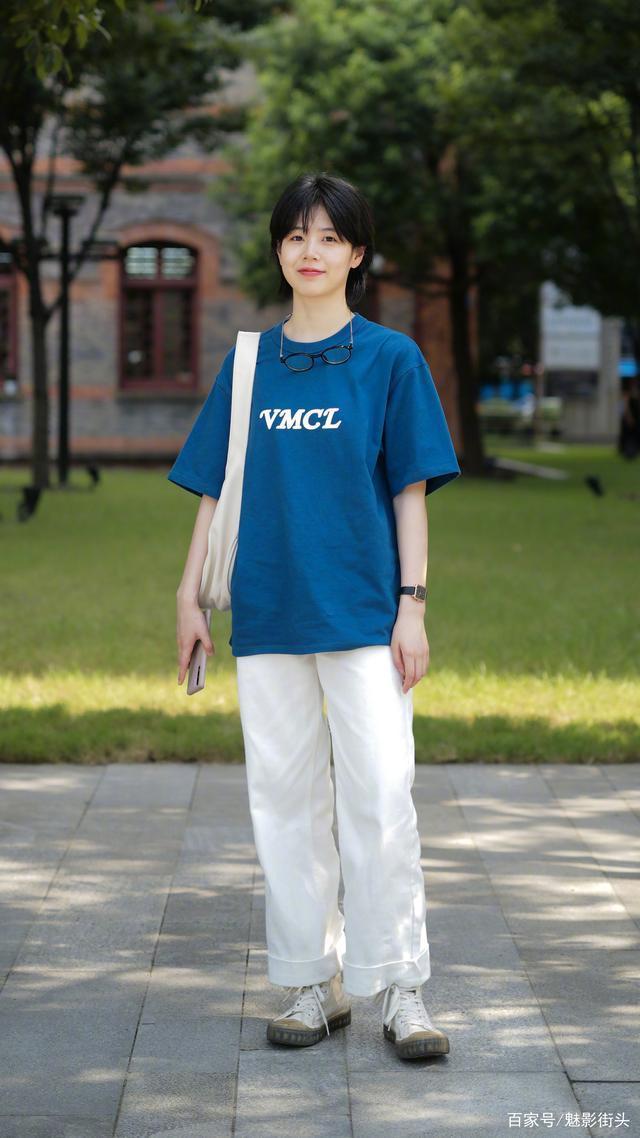 时髦的姑娘追求干净利落的风格，选择一条白裤子，减龄又时尚