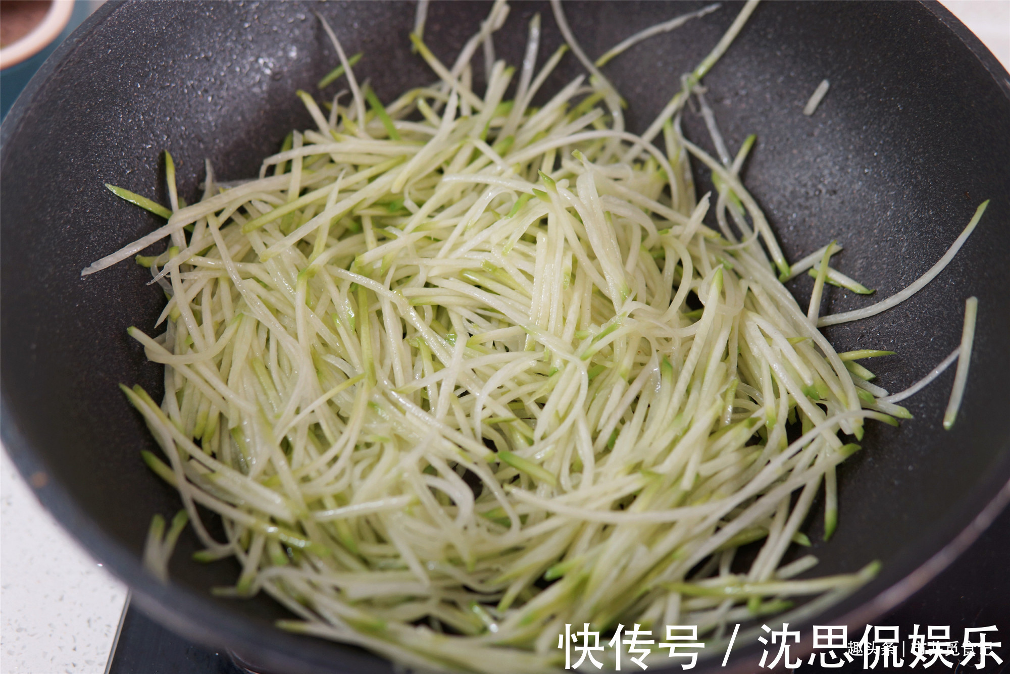 农家奶奶腌萝卜的好方法，12个小时就能吃，香辣可口，嘎嘣脆