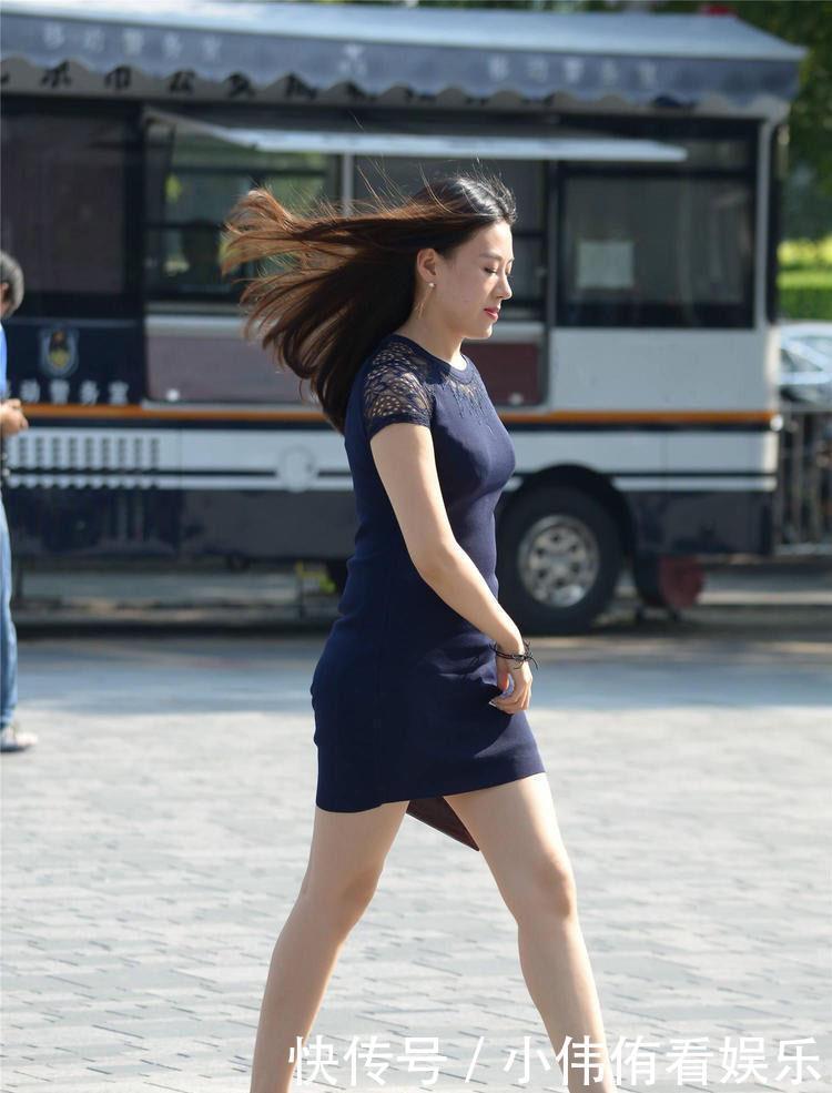 40岁的美丽阿姨,脚底踩一双“小船”,老公担心她歪倒