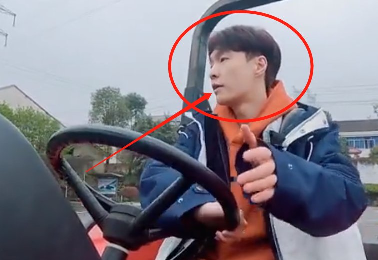 张艺兴学开拖拉机，用左手挂挡超厉害，被教练调侃速度快太真实了