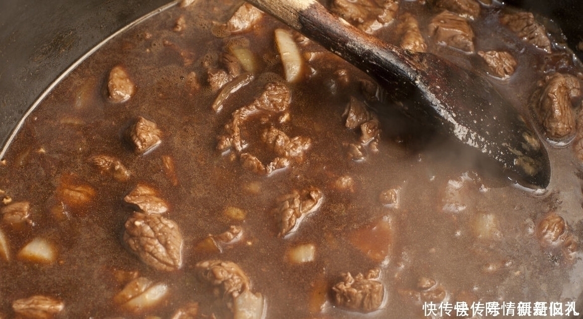 血水|牛肉总是炖不烂,才知道是用错水了,这才是正确做法,肉软烂入味