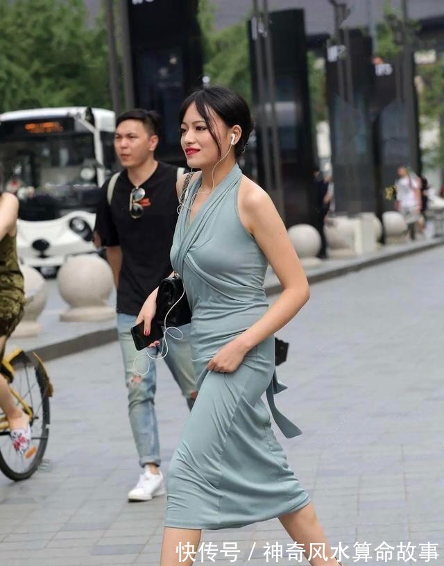 连衣裙 气质优雅“挂脖裙”借助高跟鞋的承托，展现出不一样的知性与韵味！