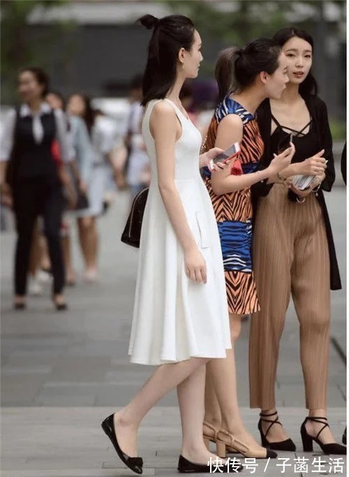 阔腿裤|街拍：阔腿裤搭配黑色吊带衫，美女身材太完美，让人无法遗忘