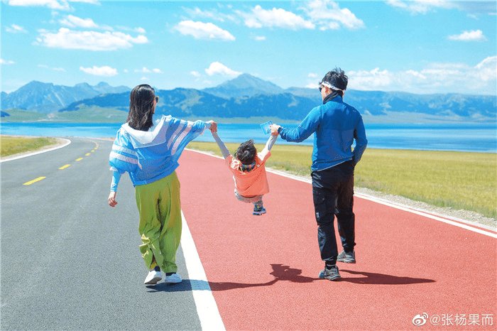 smg|上海主持百克力帶兒子下田挖藕！倆人滿臉淤泥依舊笑意滿滿